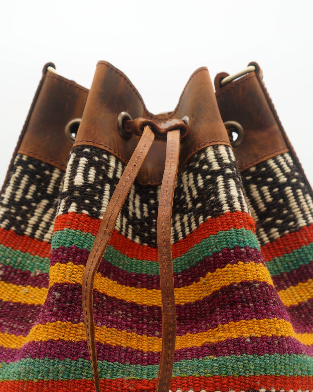 Bolso Cubo de Kilim Hecho a Mano Con Cuero Genuino LKB02071