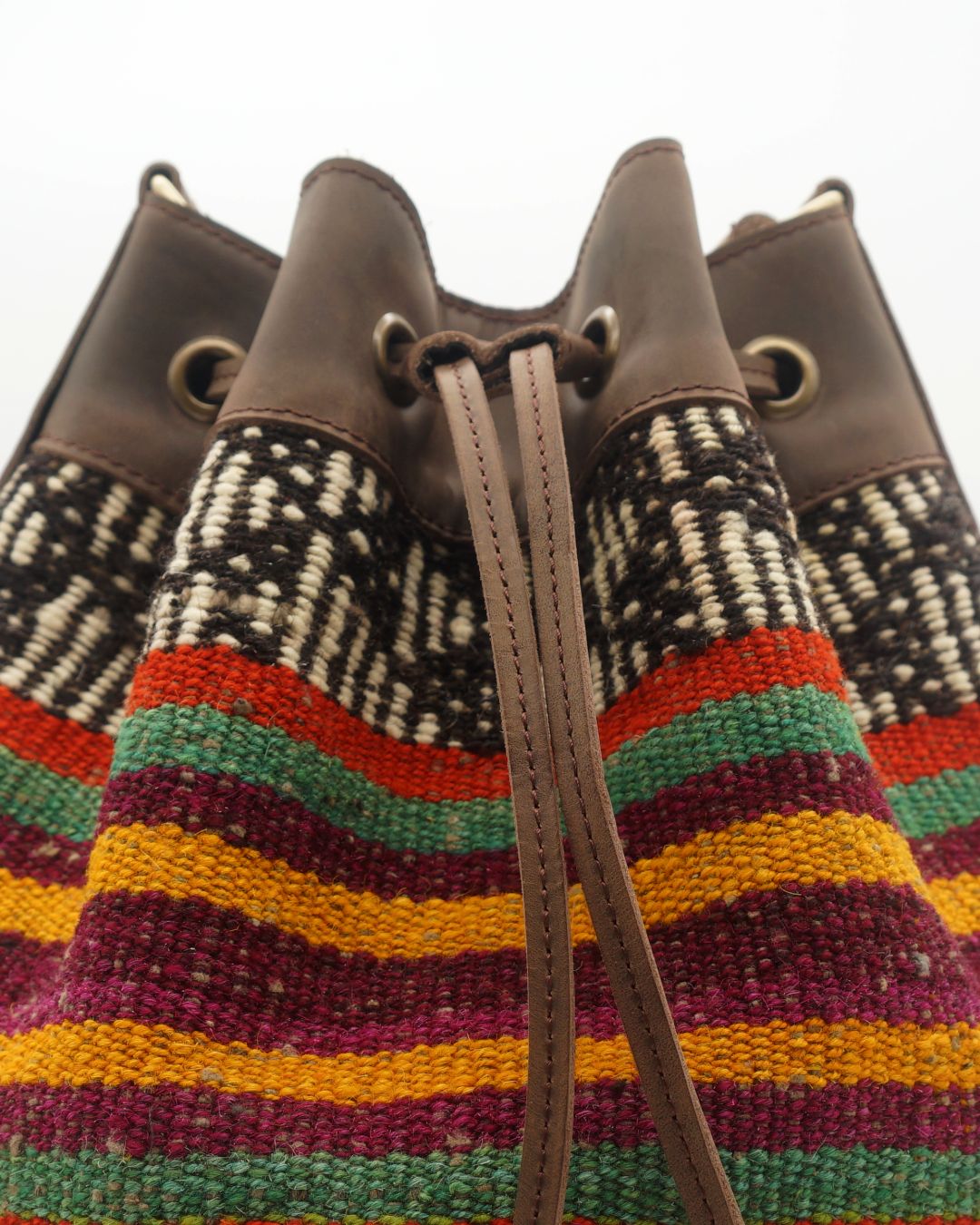 Bolso Cubo de Kilim Hecho a Mano Con Cuero Genuino LKB02111