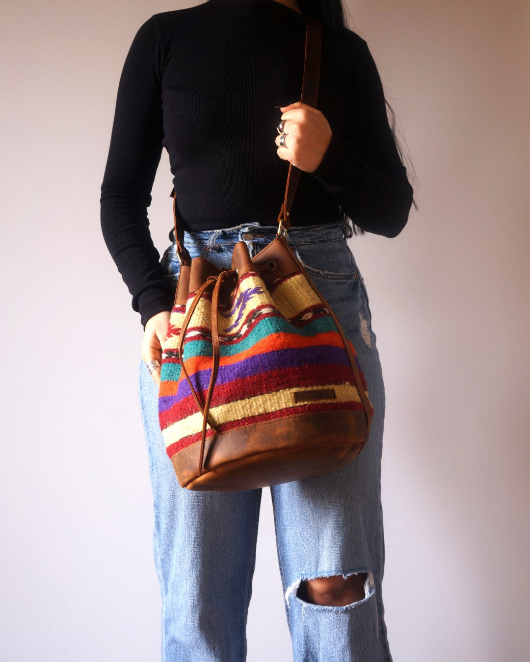 Bolso Cubo de Kilim Hecho a Mano Con Cuero Genuino LKB02149