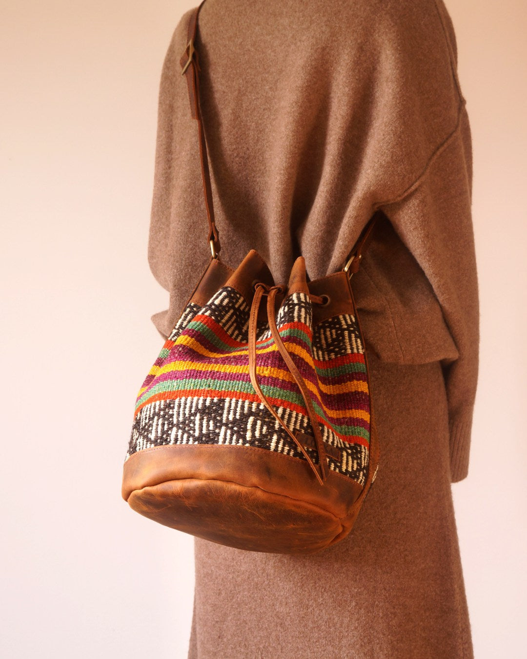 Bolso Cubo de Kilim Hecho a Mano Con Cuero Genuino LKB02071