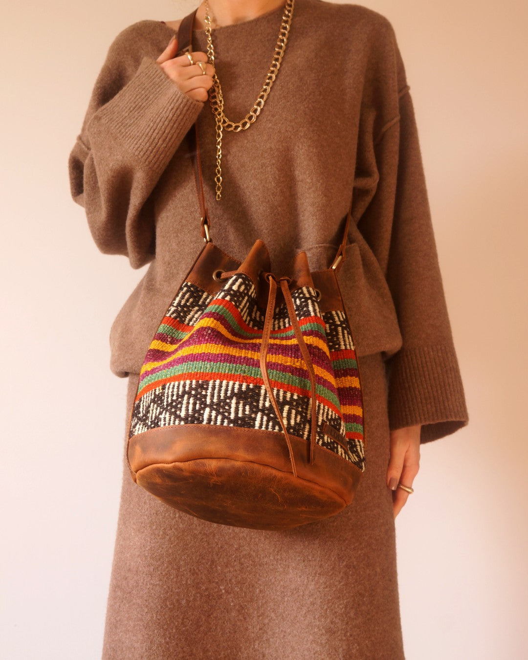 Bolso Cubo de Kilim Hecho a Mano Con Cuero Genuino LKB02071