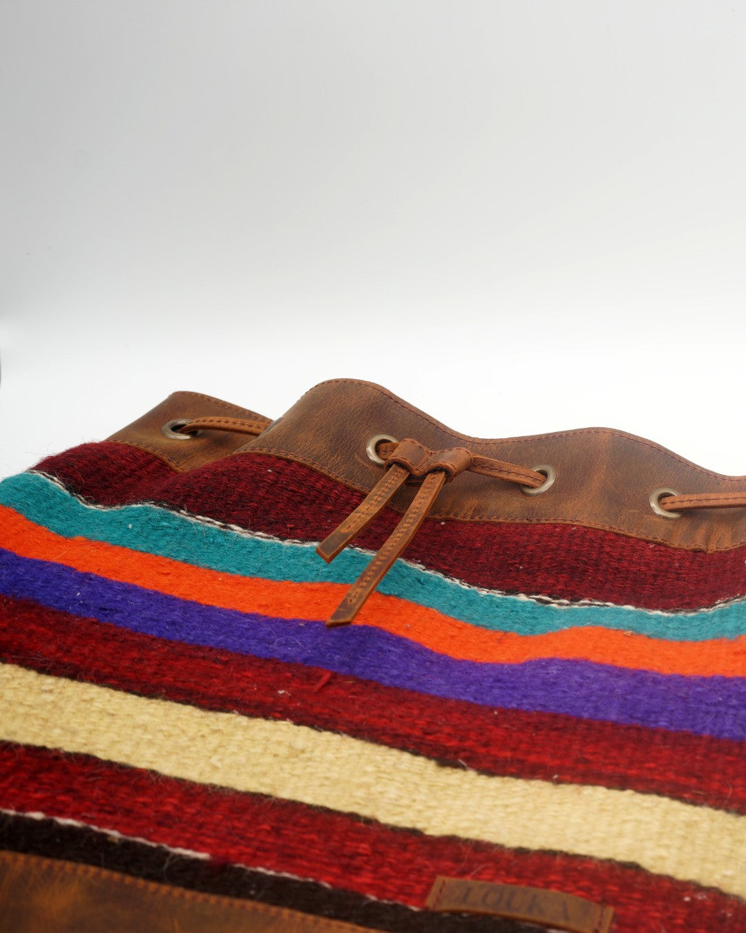 Bolso Cubo de Kilim Hecho a Mano Con Cuero Genuino LKB02146