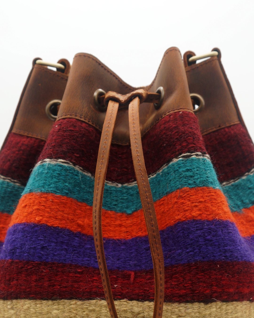 Bolso Cubo de Kilim Hecho a Mano Con Cuero Genuino LKB02146
