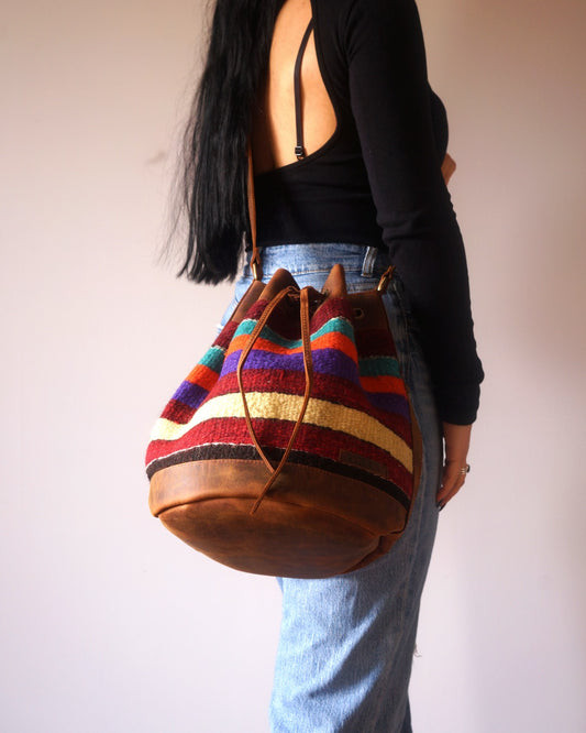 Bolso Cubo de Kilim Hecho a Mano Con Cuero Genuino LKB02146