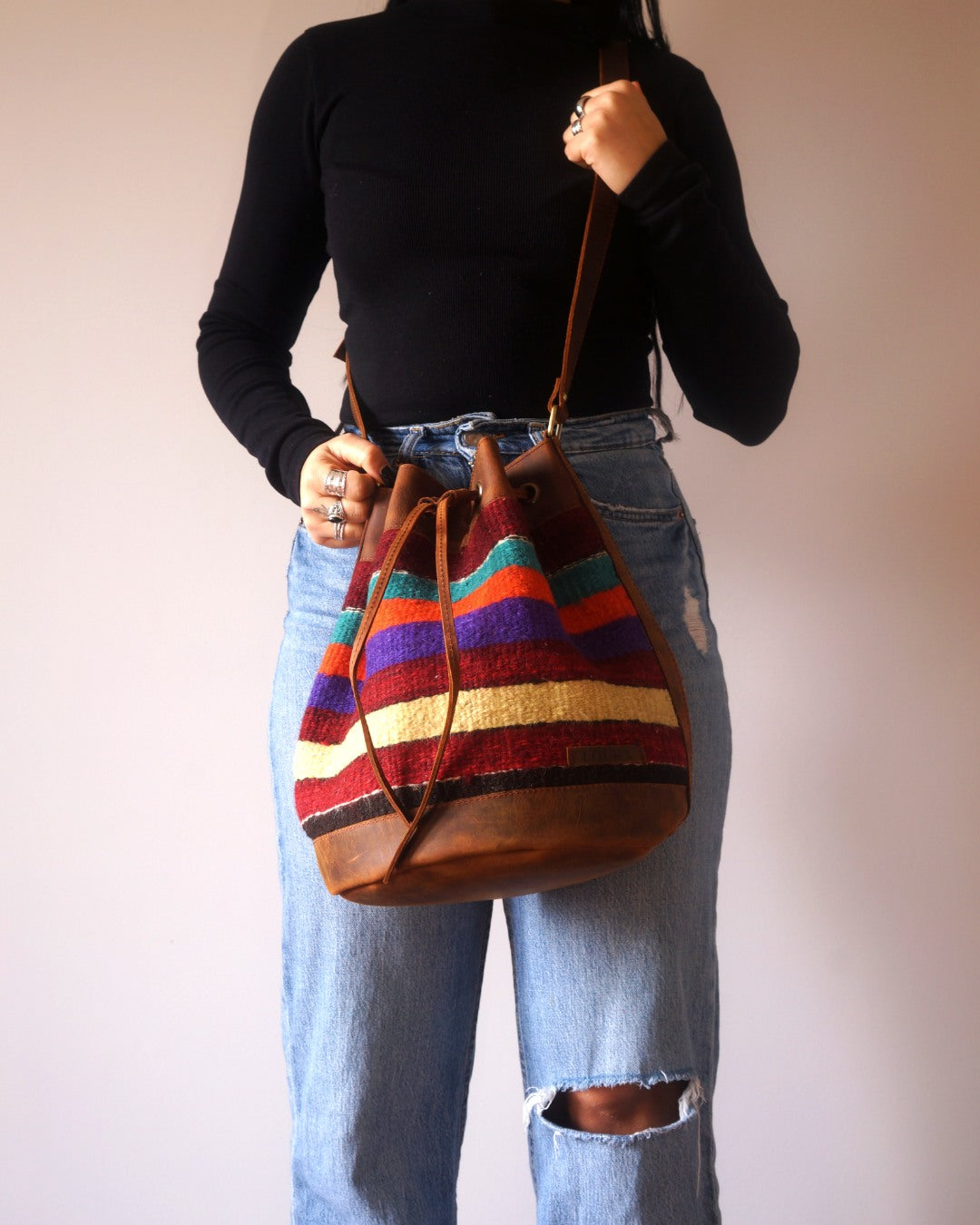 Bolso Cubo de Kilim Hecho a Mano Con Cuero Genuino LKB02146