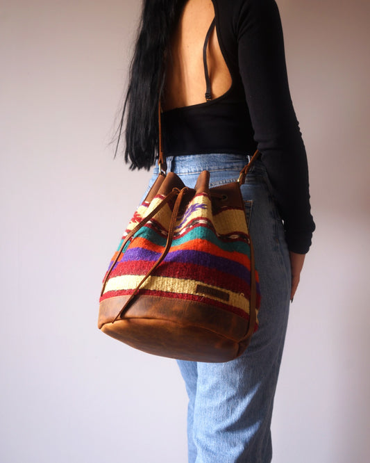 Bolso Cubo de Kilim Hecho a Mano Con Cuero Genuino LKB02149