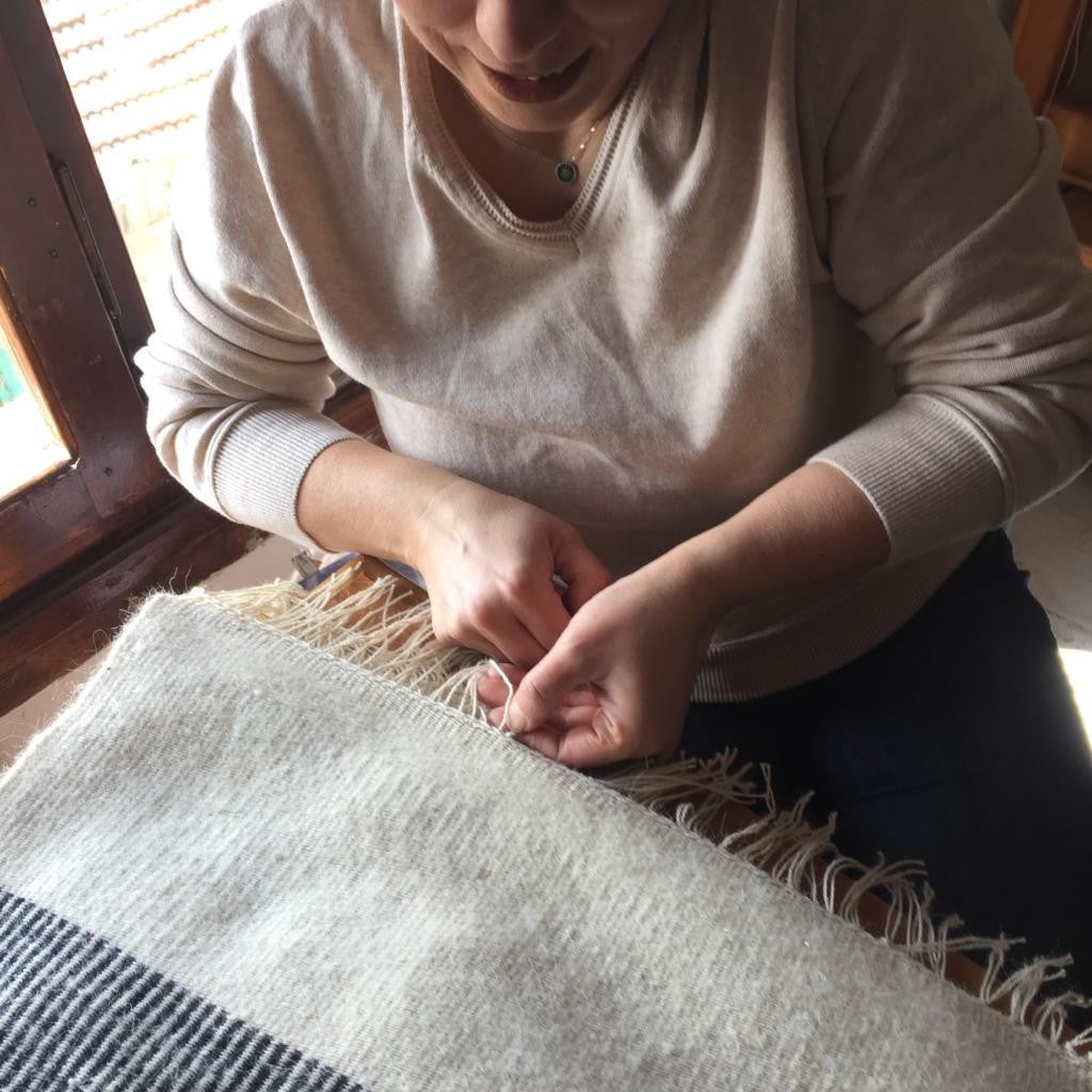 product page bulletin, woman hand-knitting a cushion cover